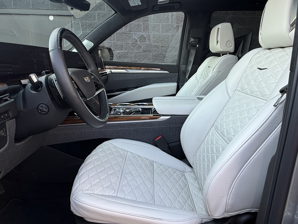 Cadillac Escalade Vehicle Full-screen Gallery Image 17