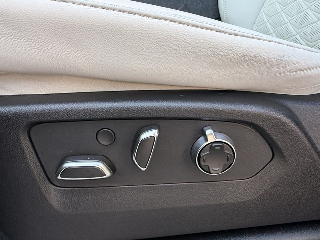 Cadillac Escalade Vehicle Full-screen Gallery Image 18