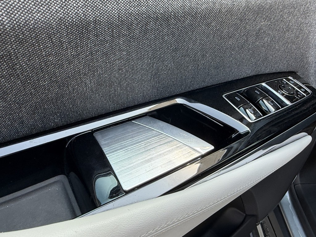 Cadillac Escalade Vehicle Full-screen Gallery Image 19