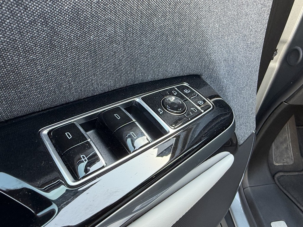 Cadillac Escalade Vehicle Full-screen Gallery Image 20