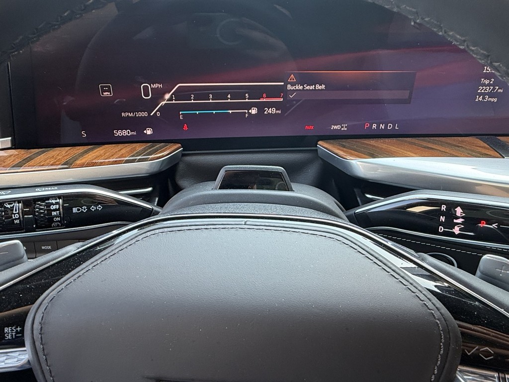 Cadillac Escalade Vehicle Full-screen Gallery Image 24