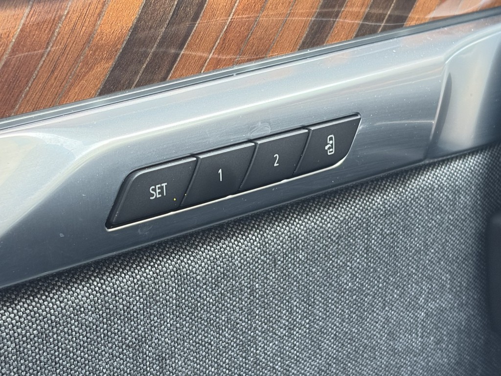 Cadillac Escalade Vehicle Full-screen Gallery Image 25