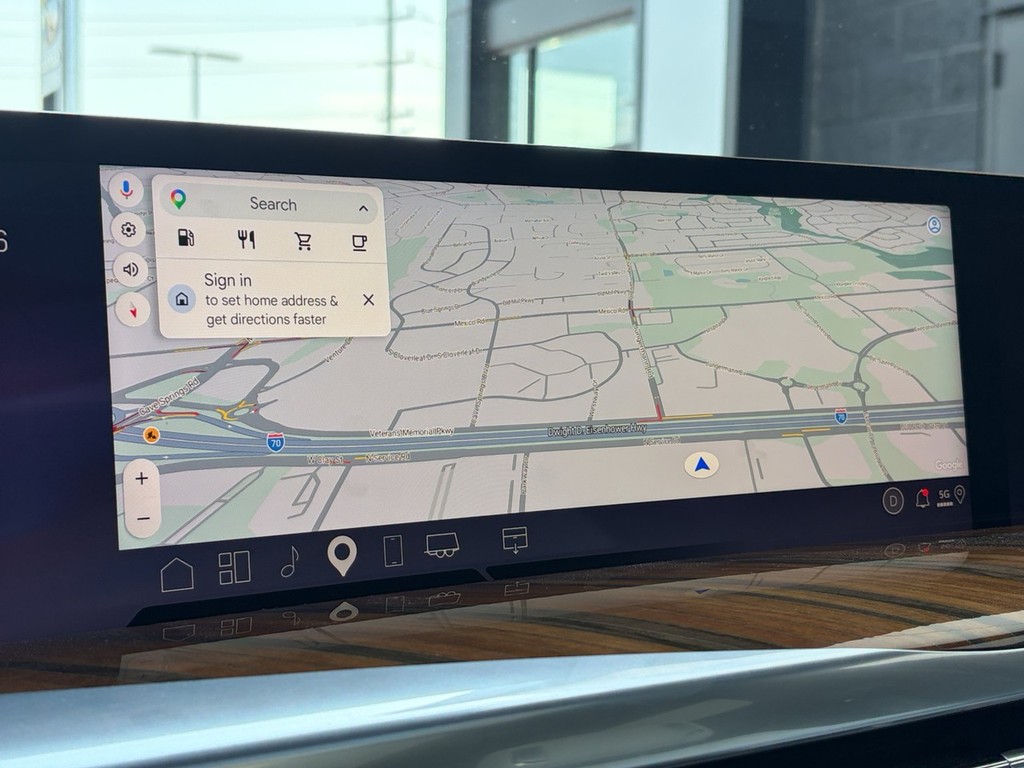 Cadillac Escalade Vehicle Full-screen Gallery Image 26