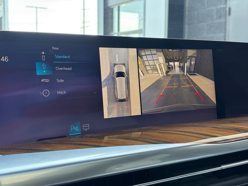 Cadillac Escalade Vehicle Full-screen Gallery Image 27