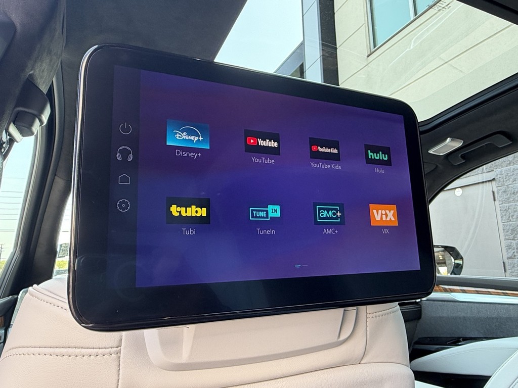 Cadillac Escalade Vehicle Full-screen Gallery Image 28