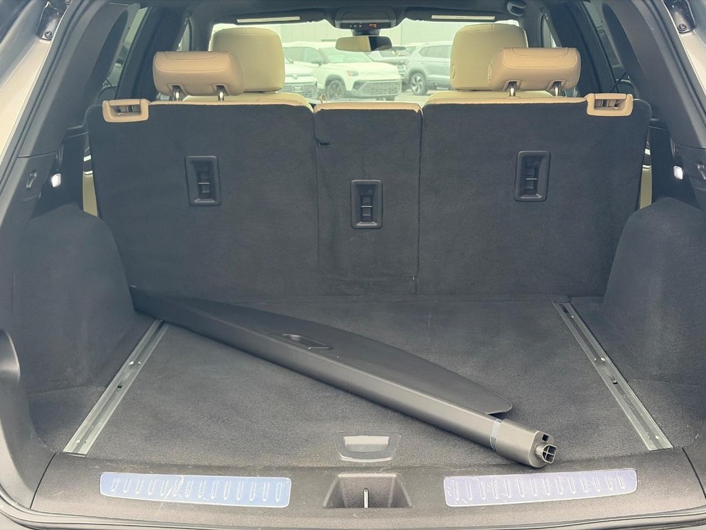 Cadillac XT5 Vehicle Full-screen Gallery Image 07