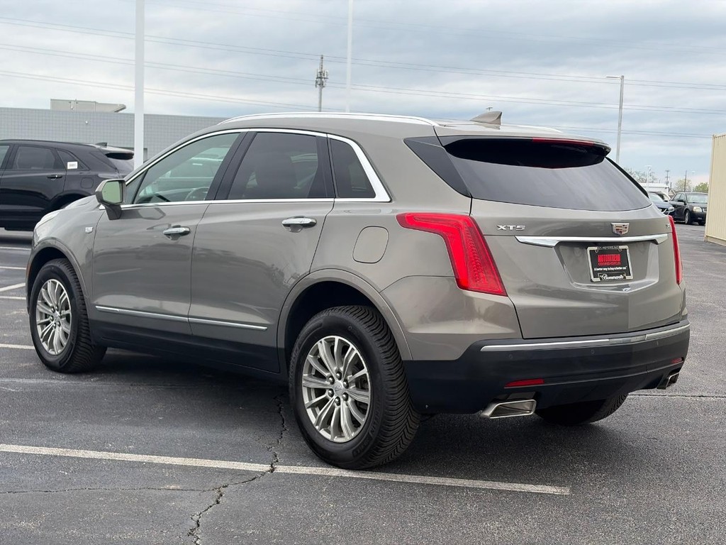 Cadillac XT5 Vehicle Full-screen Gallery Image 08