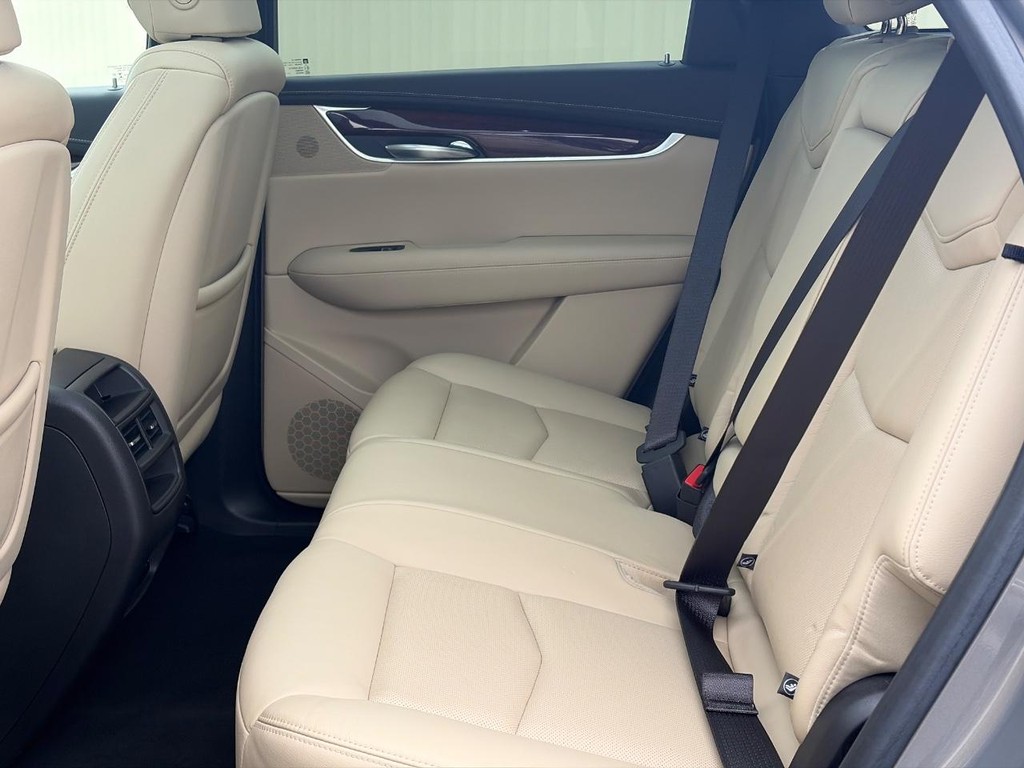 Cadillac XT5 Vehicle Full-screen Gallery Image 10