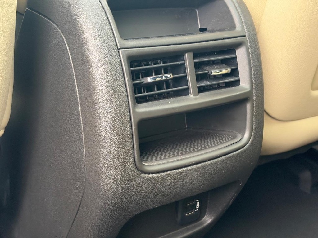 Cadillac XT5 Vehicle Full-screen Gallery Image 11