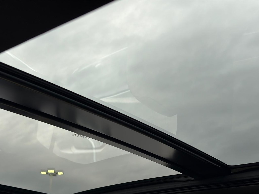 Cadillac XT5 Vehicle Full-screen Gallery Image 12