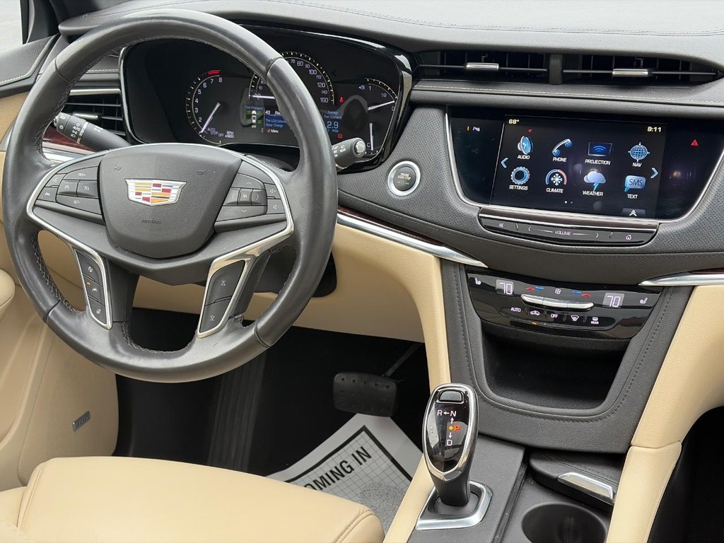 Cadillac XT5 Vehicle Full-screen Gallery Image 13