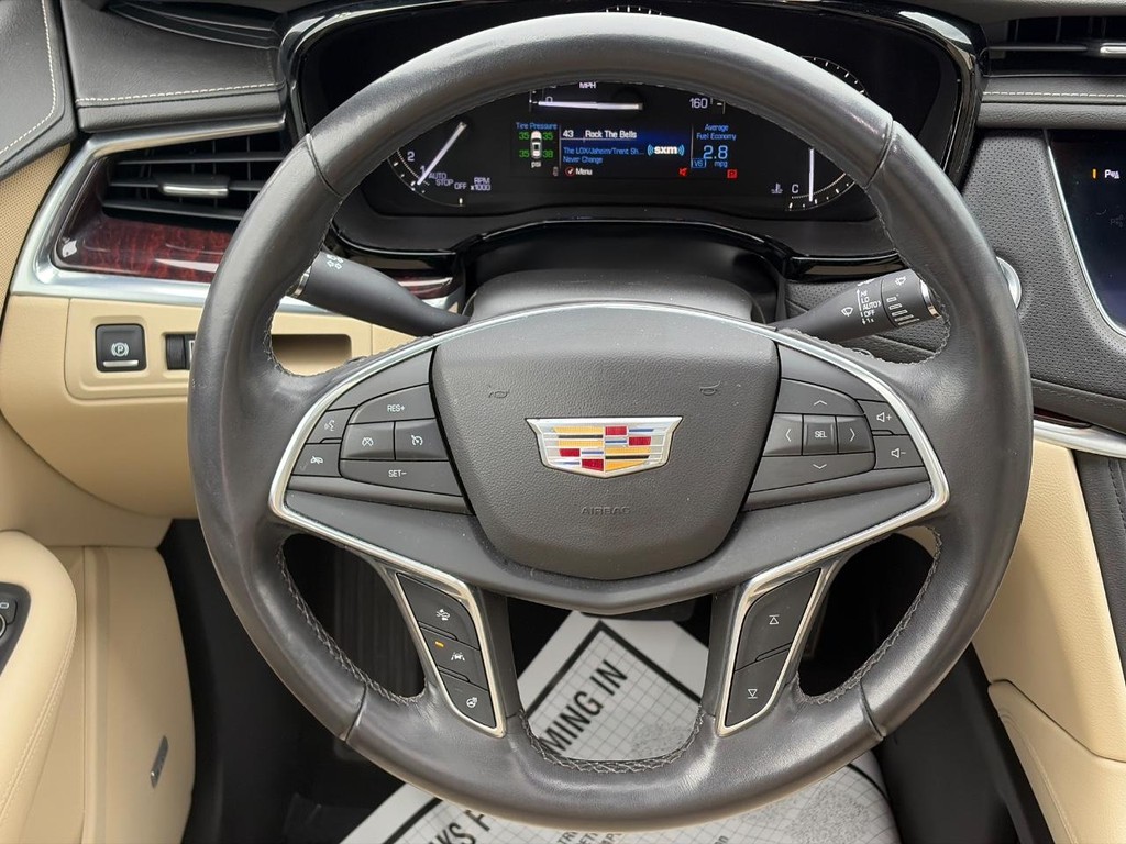 Cadillac XT5 Vehicle Full-screen Gallery Image 14