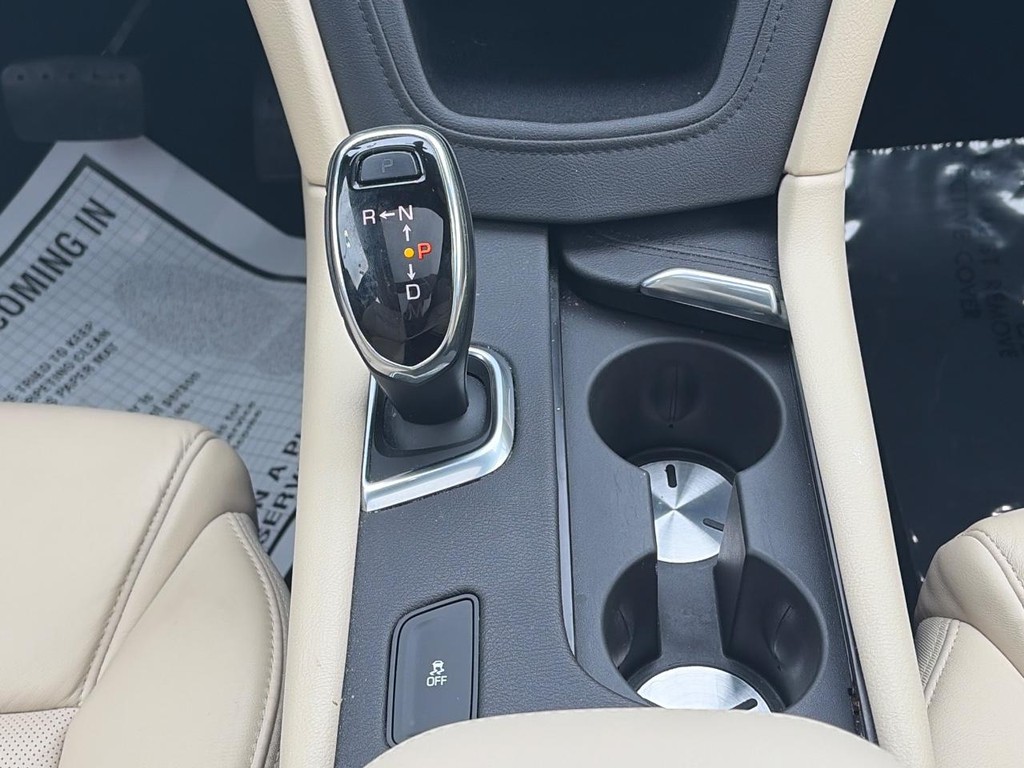 Cadillac XT5 Vehicle Full-screen Gallery Image 16