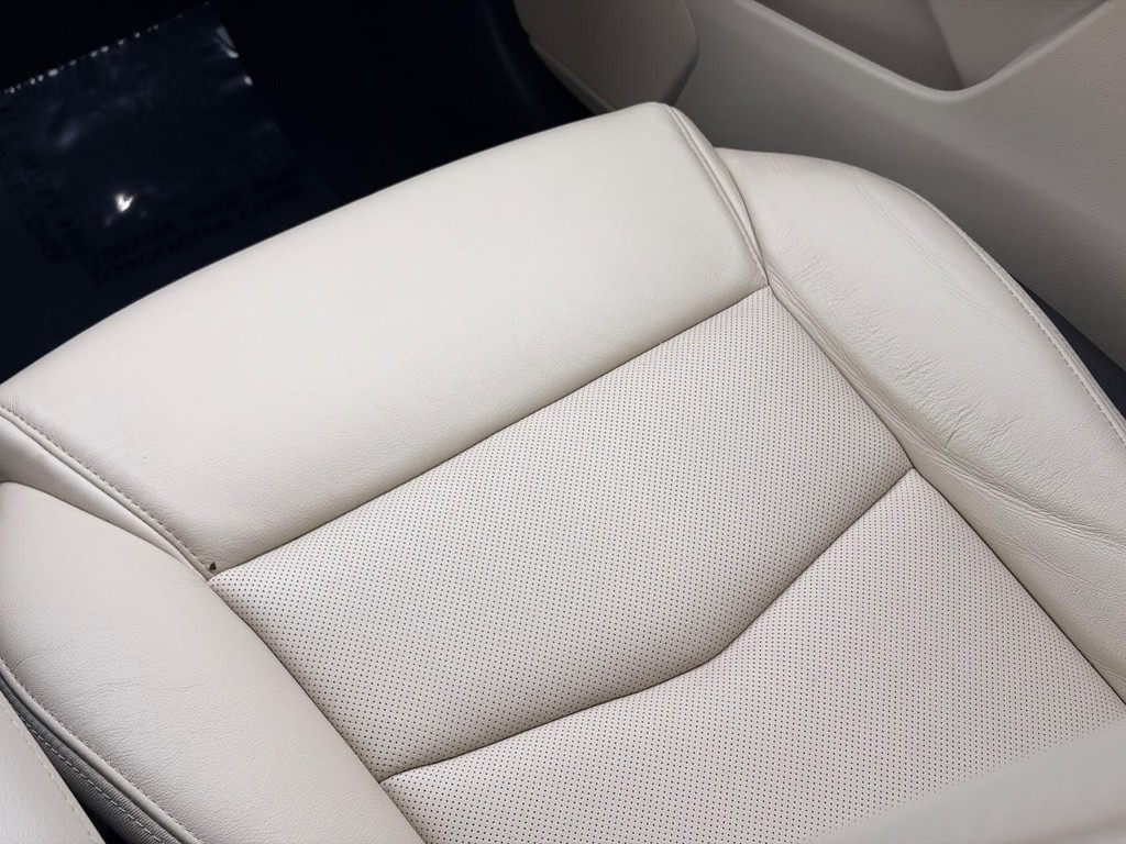 Cadillac XT5 Vehicle Full-screen Gallery Image 17