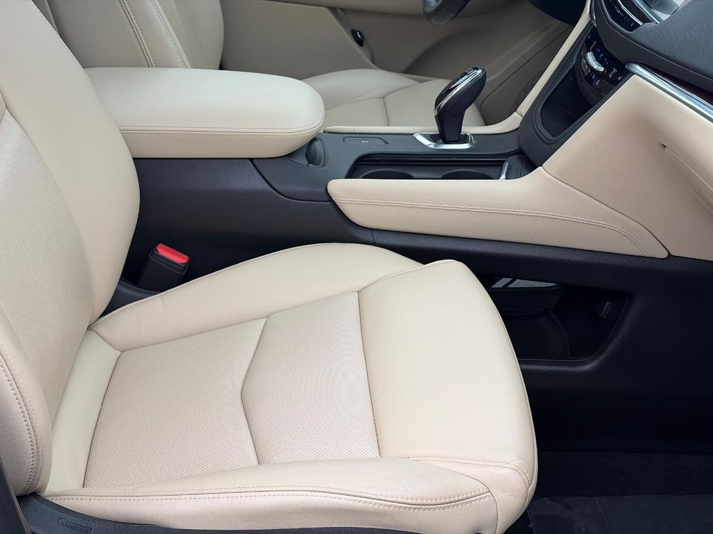 Cadillac XT5 Vehicle Full-screen Gallery Image 18