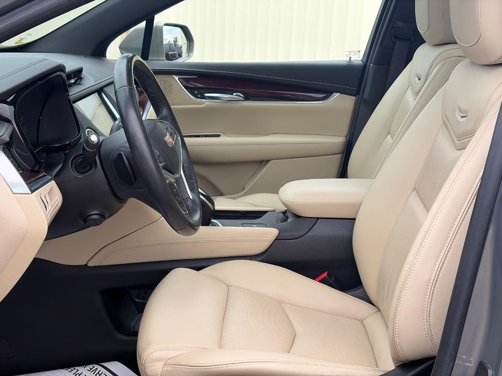 Cadillac XT5 Vehicle Full-screen Gallery Image 19