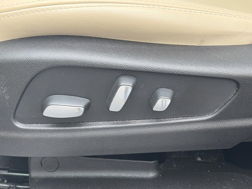 Cadillac XT5 Vehicle Full-screen Gallery Image 20