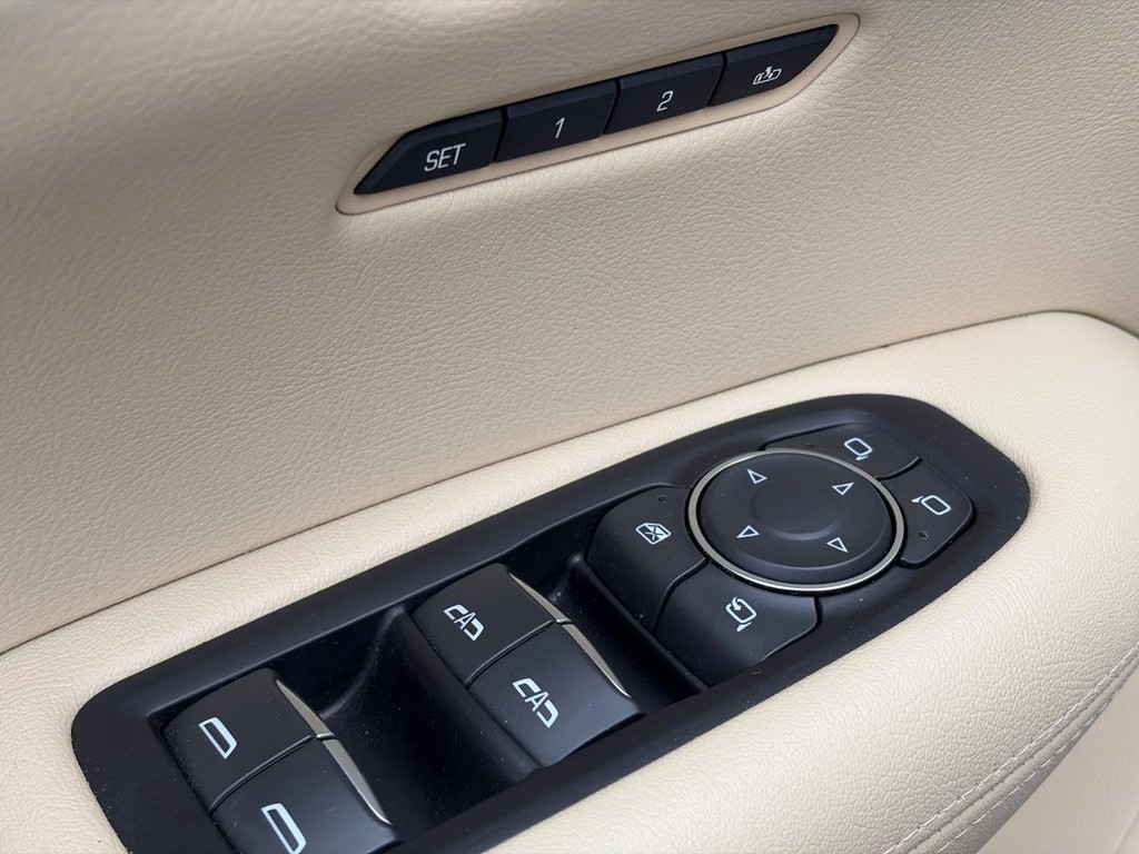 Cadillac XT5 Vehicle Full-screen Gallery Image 22