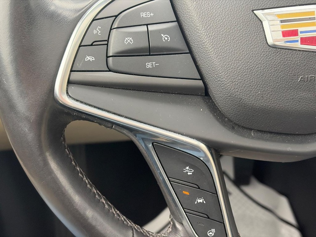 Cadillac XT5 Vehicle Full-screen Gallery Image 24