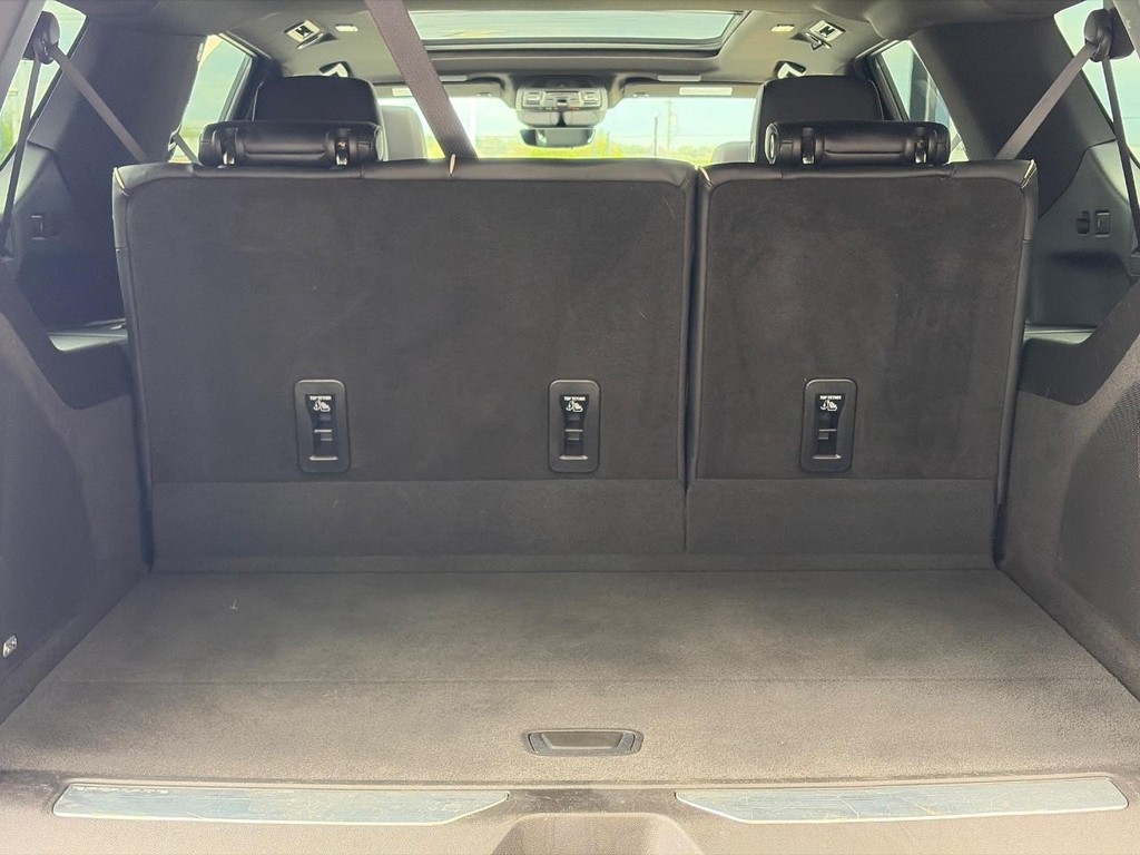 Cadillac Escalade ESV Vehicle Full-screen Gallery Image 04