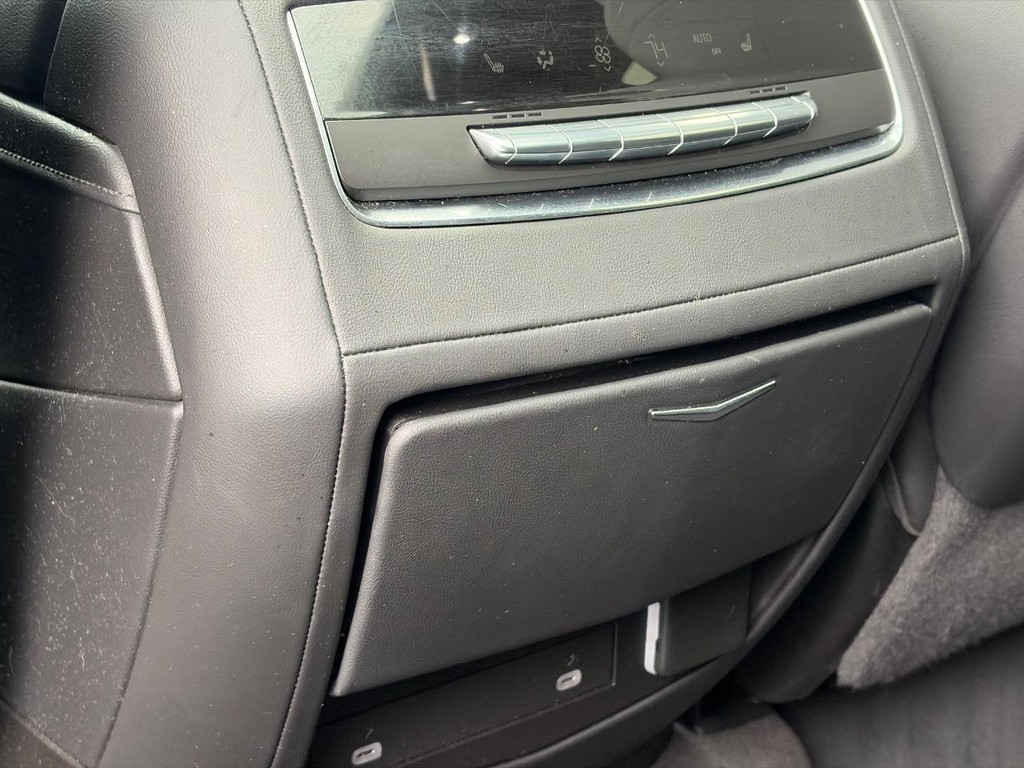 Cadillac Escalade ESV Vehicle Full-screen Gallery Image 08