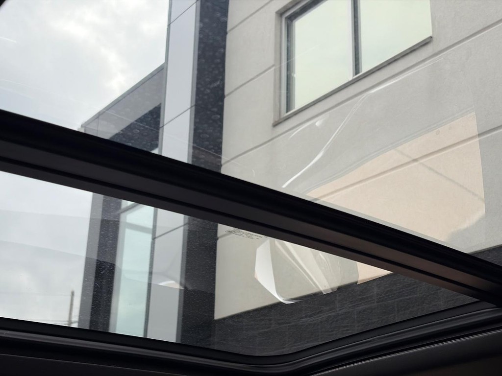 Cadillac Escalade ESV Vehicle Full-screen Gallery Image 09