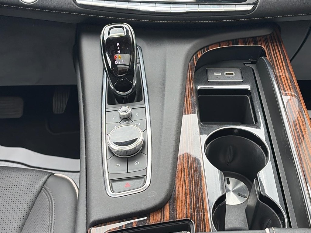 Cadillac Escalade ESV Vehicle Full-screen Gallery Image 13