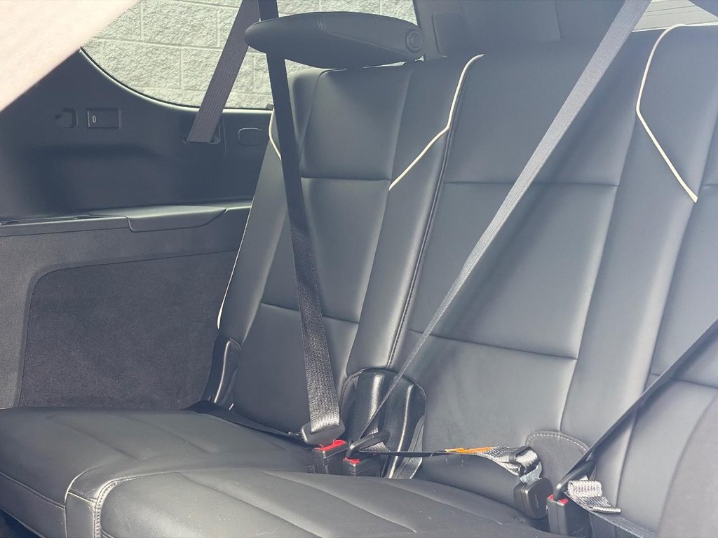 Cadillac Escalade ESV Vehicle Full-screen Gallery Image 15