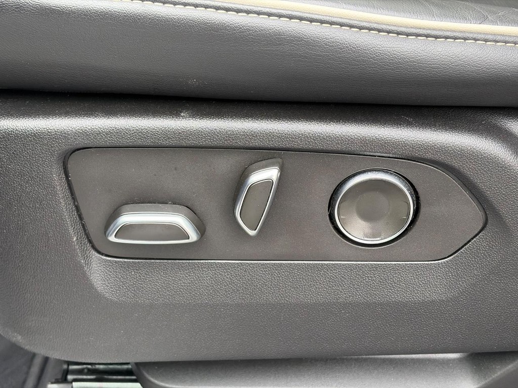 Cadillac Escalade ESV Vehicle Full-screen Gallery Image 18