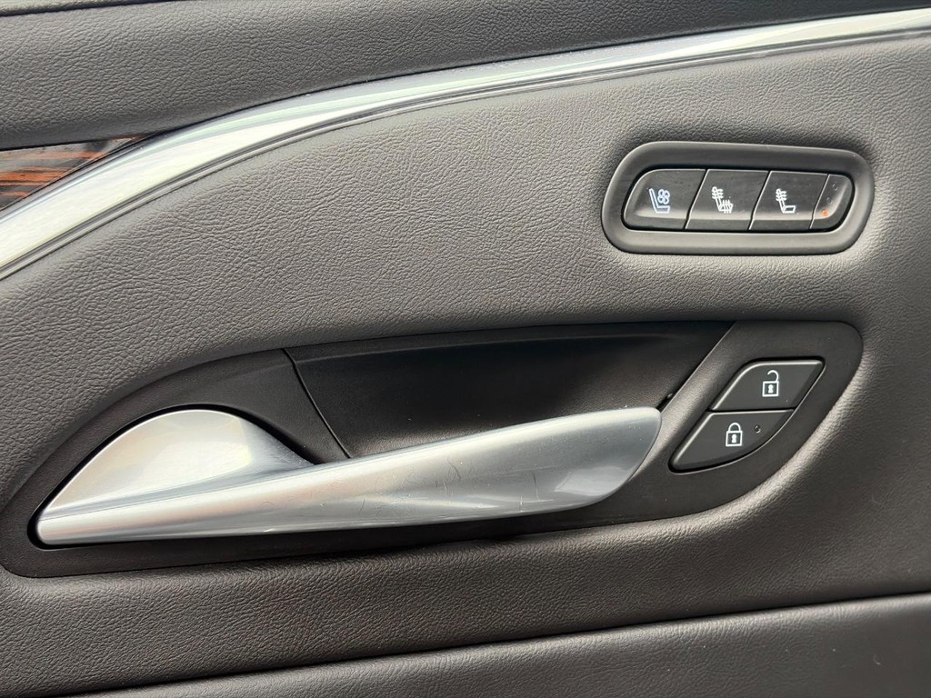 Cadillac Escalade ESV Vehicle Full-screen Gallery Image 19