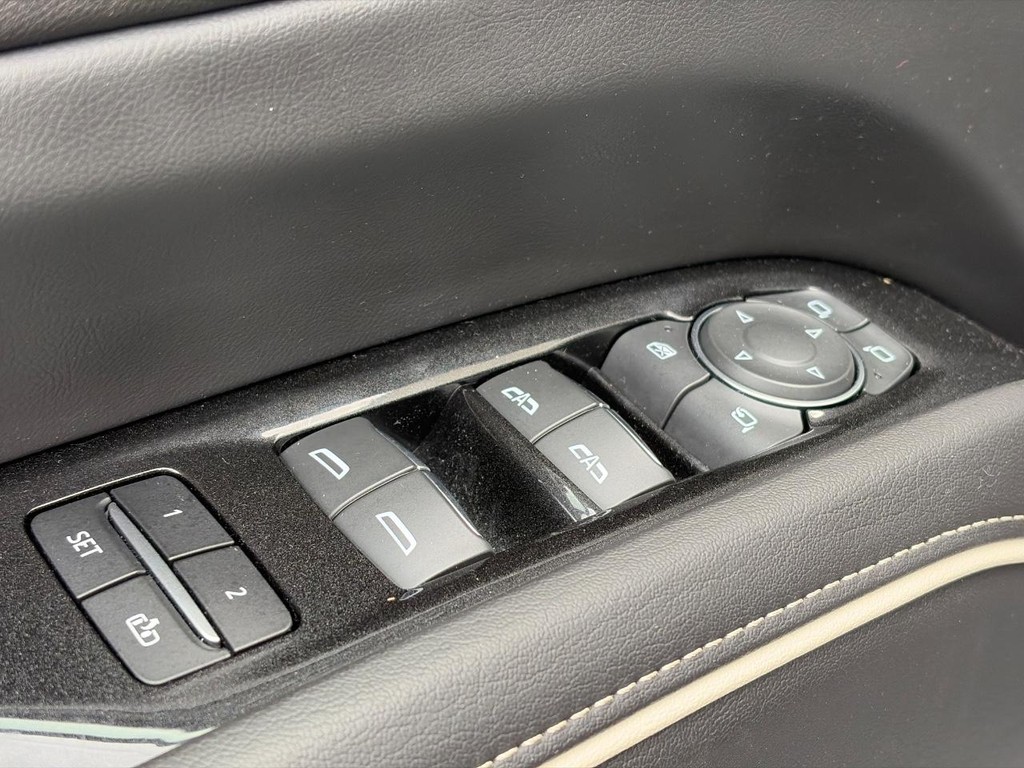 Cadillac Escalade ESV Vehicle Full-screen Gallery Image 20