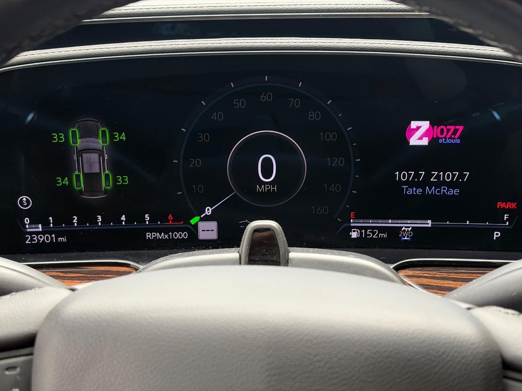 Cadillac Escalade ESV Vehicle Full-screen Gallery Image 24