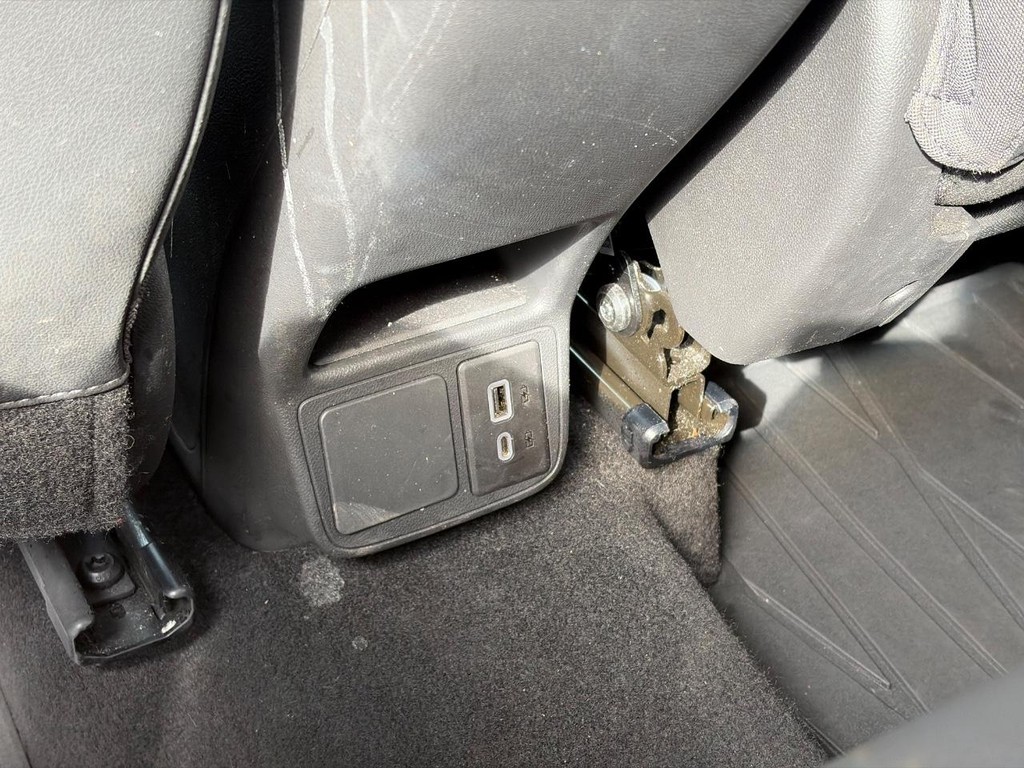 Buick Encore GX Vehicle Full-screen Gallery Image 11