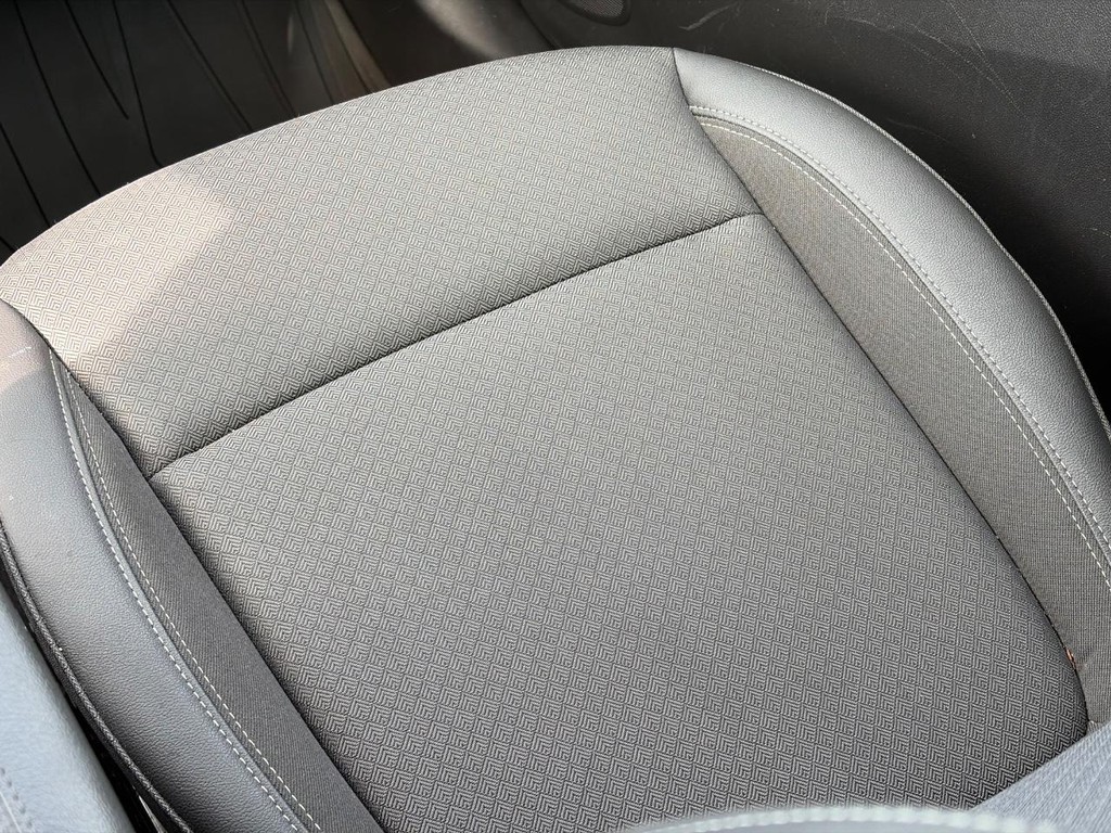 Buick Encore GX Vehicle Full-screen Gallery Image 16
