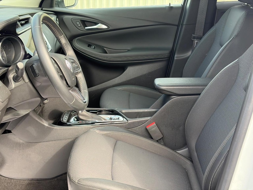 Buick Encore GX Vehicle Full-screen Gallery Image 18