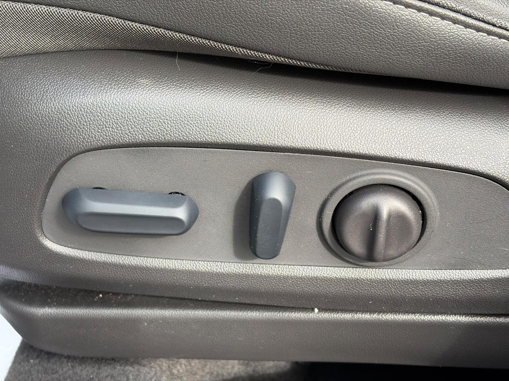 Buick Encore GX Vehicle Full-screen Gallery Image 19