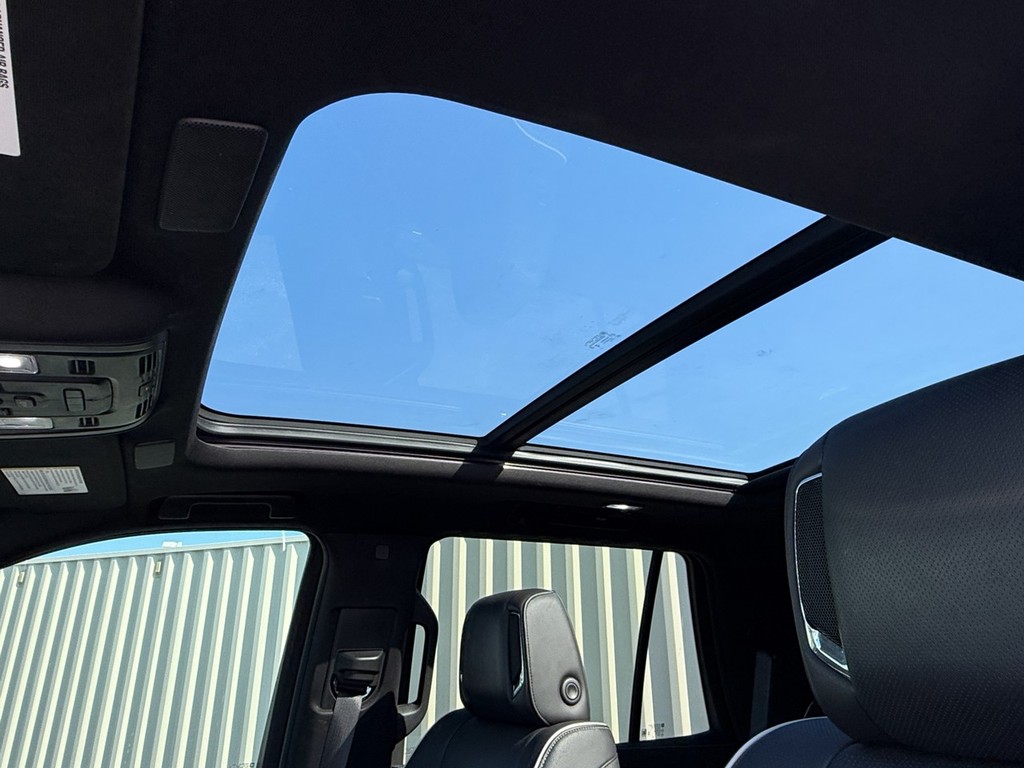 Cadillac Escalade Vehicle Full-screen Gallery Image 04