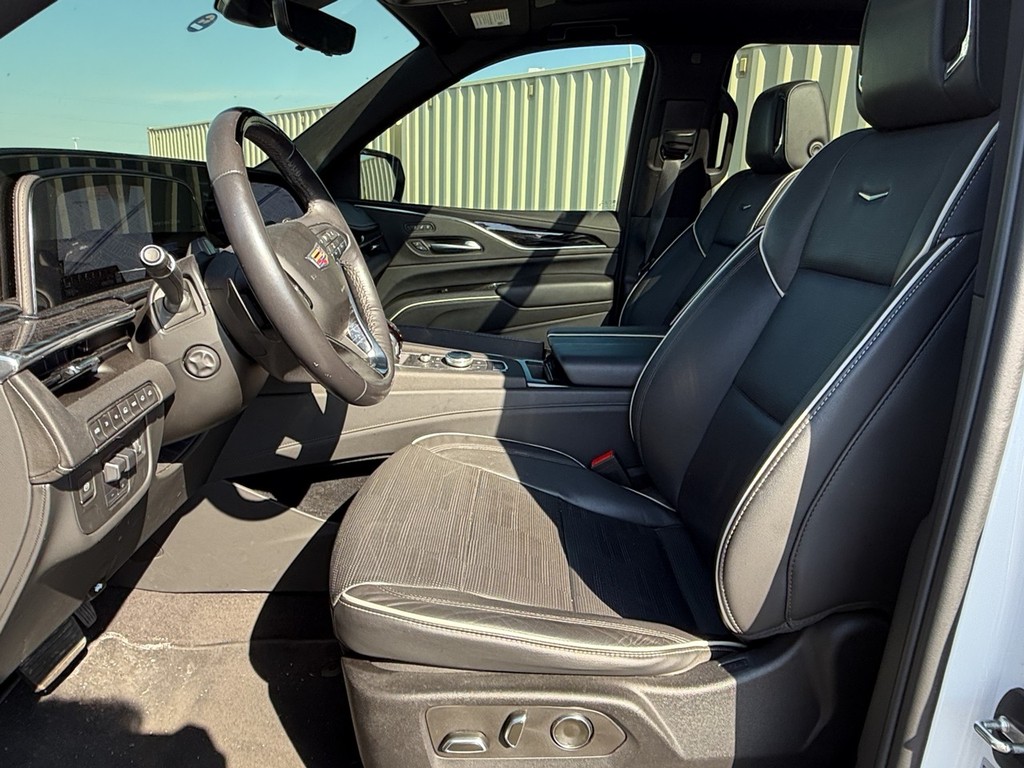 Cadillac Escalade Vehicle Full-screen Gallery Image 05