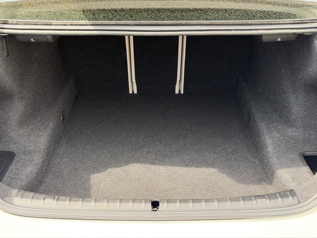 BMW 5 Series Vehicle Full-screen Gallery Image 05