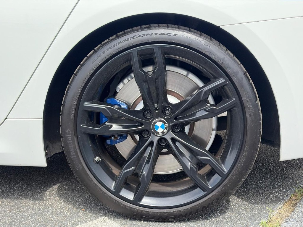 BMW 5 Series Vehicle Full-screen Gallery Image 07