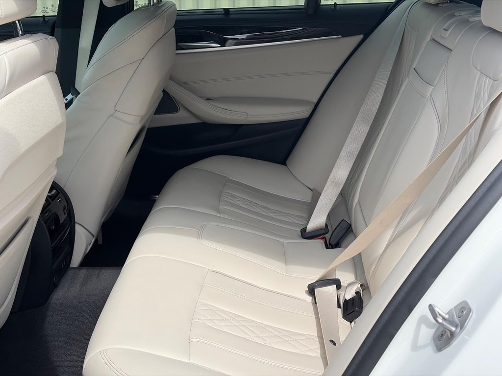 BMW 5 Series Vehicle Full-screen Gallery Image 08