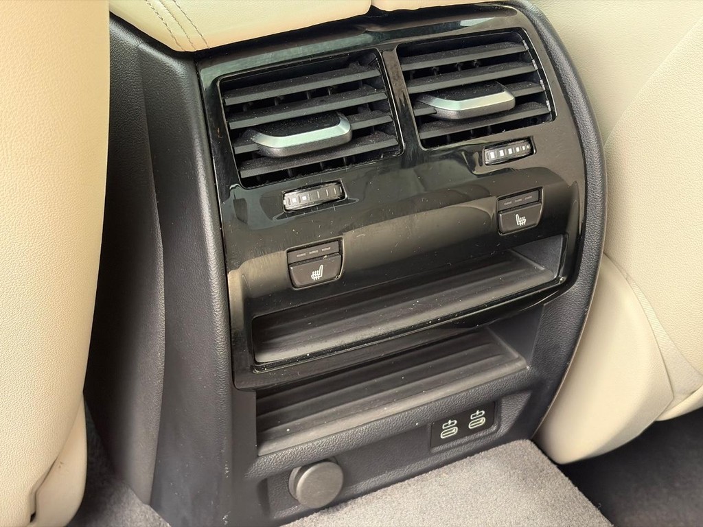 BMW 5 Series Vehicle Full-screen Gallery Image 09