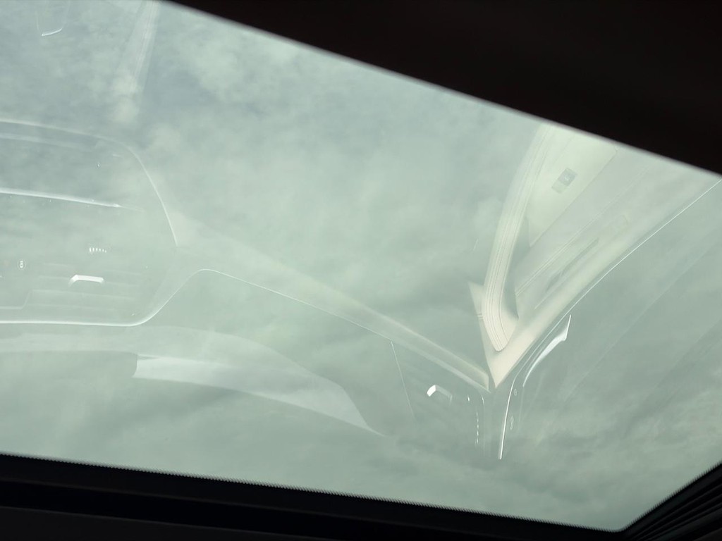 BMW 5 Series Vehicle Full-screen Gallery Image 10