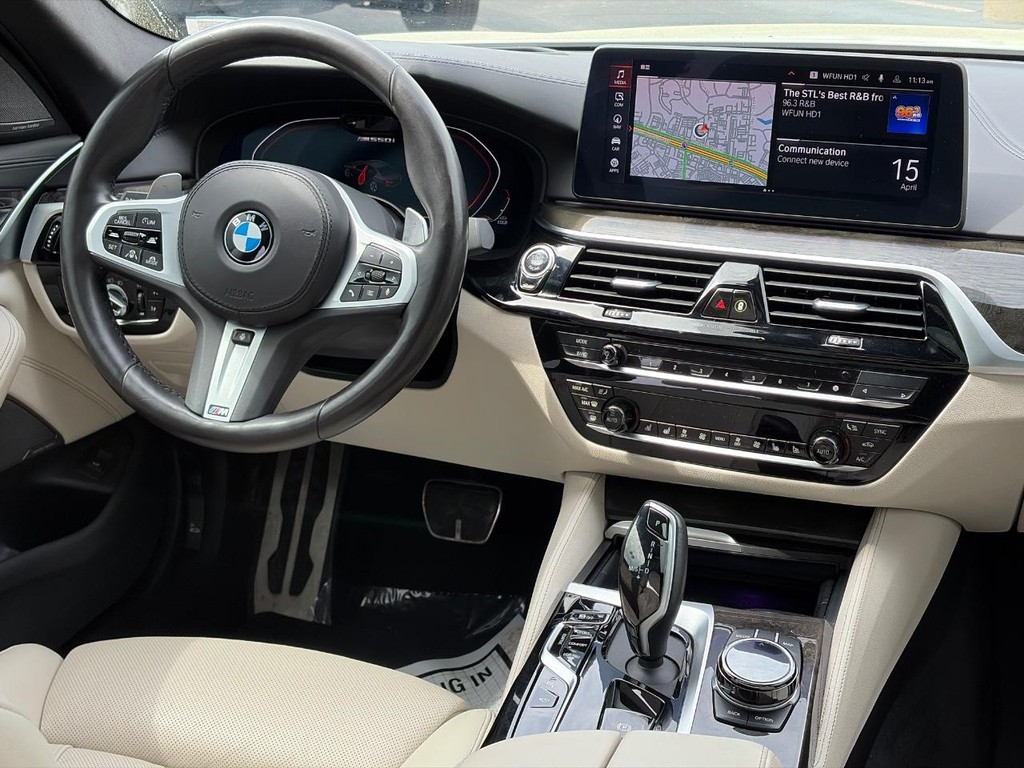 BMW 5 Series Vehicle Full-screen Gallery Image 11