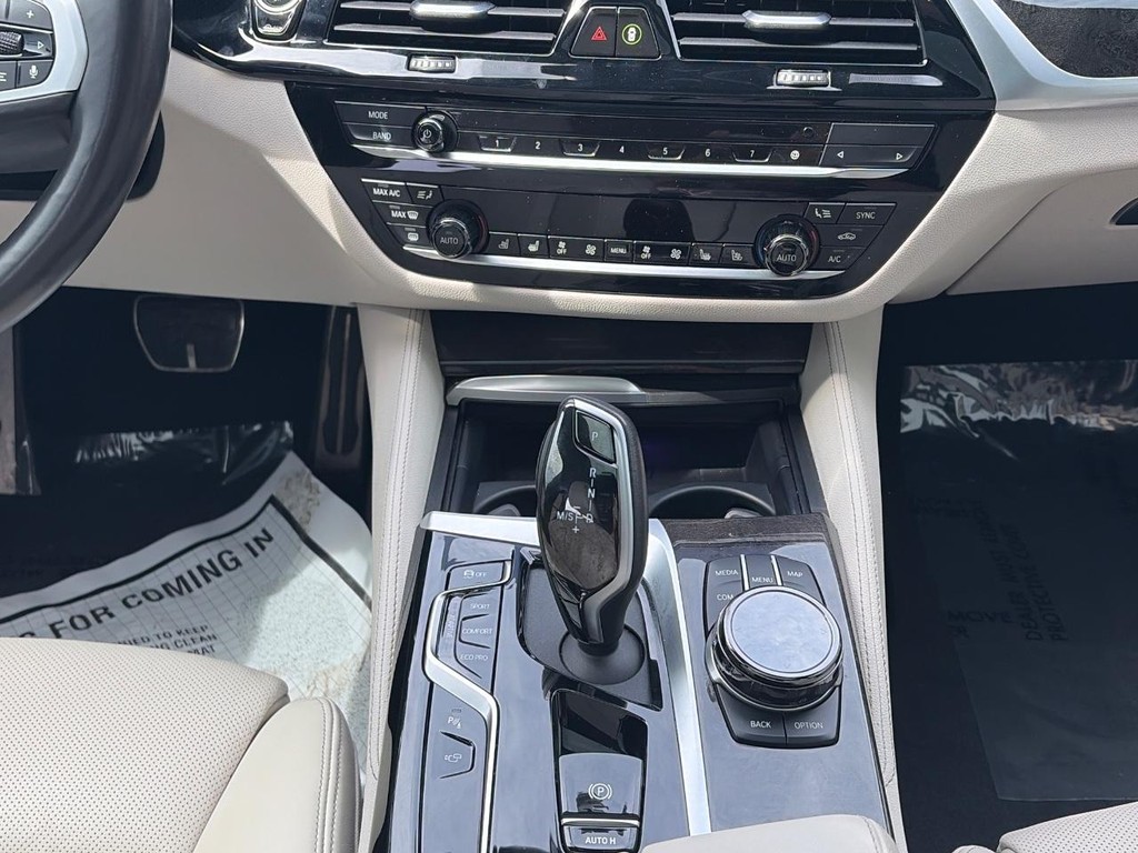 BMW 5 Series Vehicle Full-screen Gallery Image 14