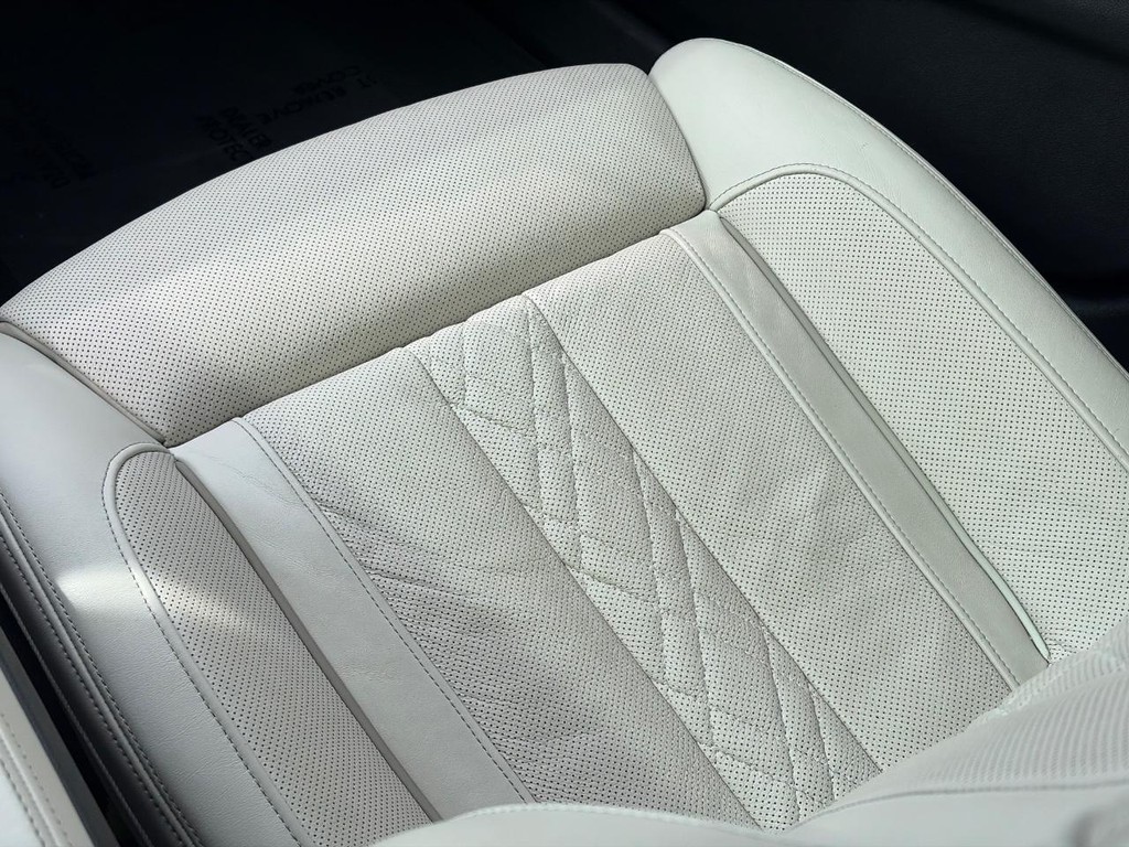 BMW 5 Series Vehicle Full-screen Gallery Image 15