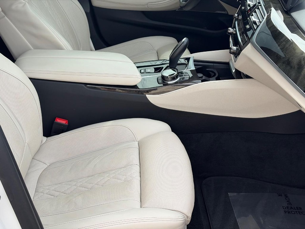 BMW 5 Series Vehicle Full-screen Gallery Image 16