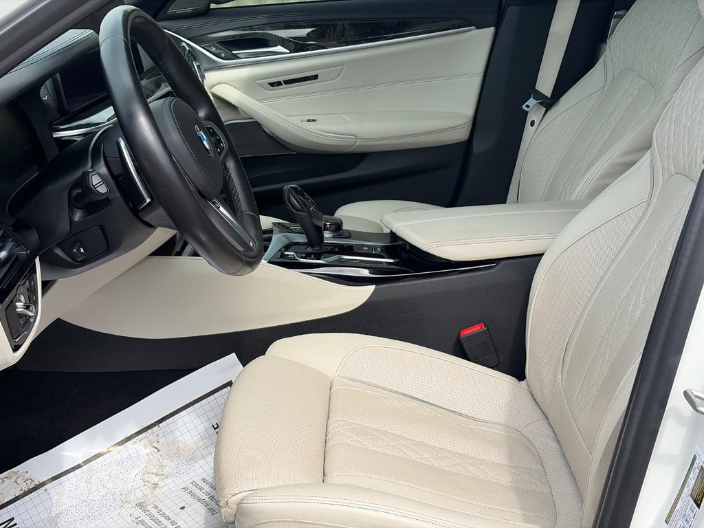 BMW 5 Series Vehicle Full-screen Gallery Image 17