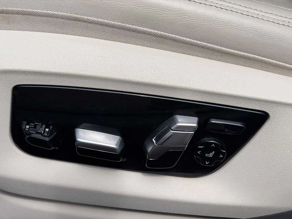 BMW 5 Series Vehicle Full-screen Gallery Image 18