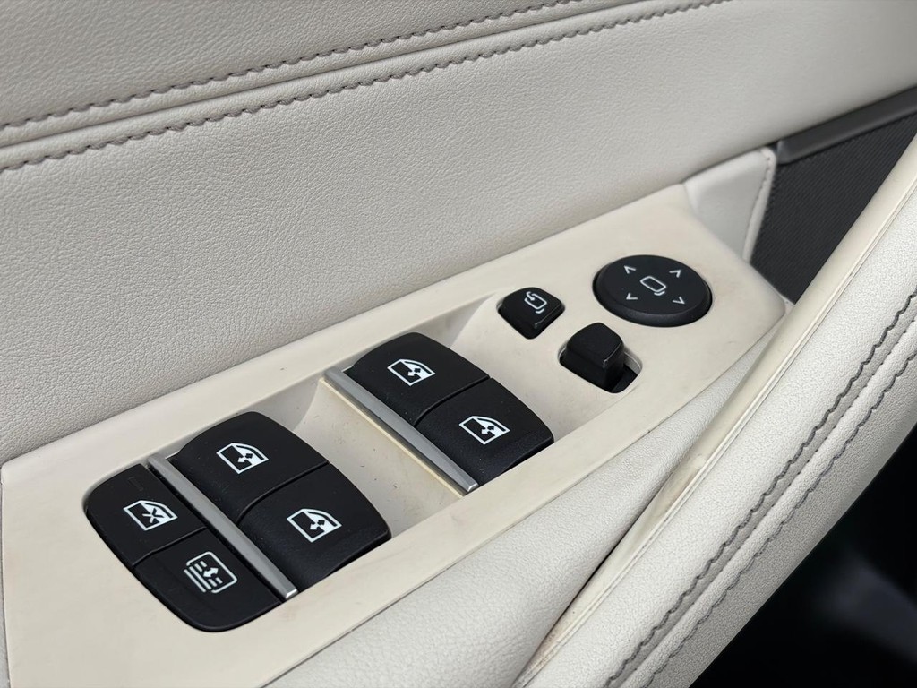 BMW 5 Series Vehicle Full-screen Gallery Image 20